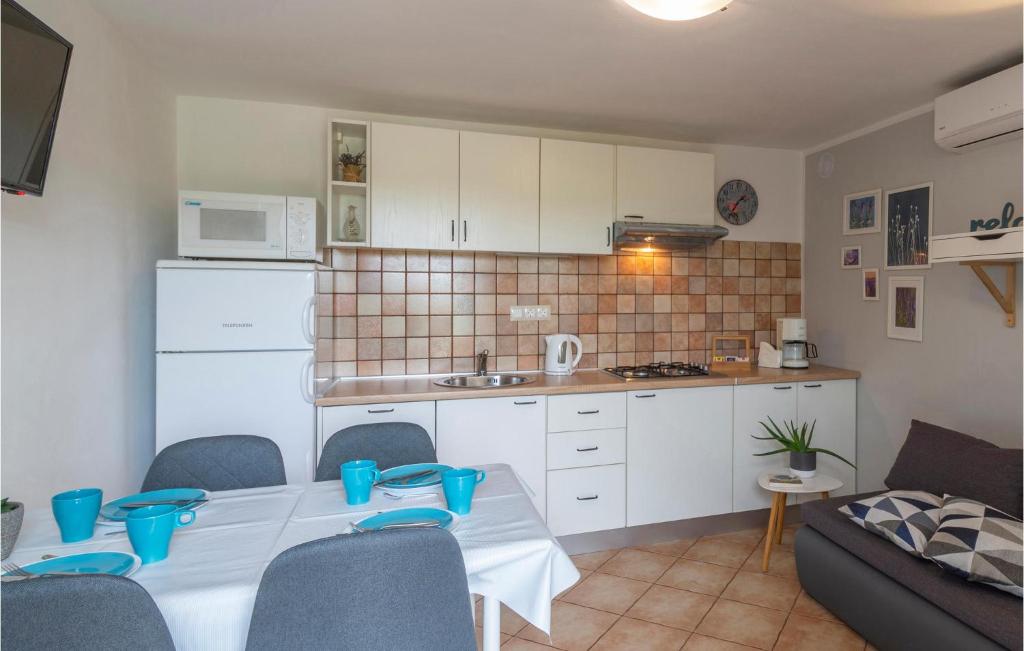 Kuchnia lub aneks kuchenny w obiekcie 2 Bedroom Stunning Home In Sisan