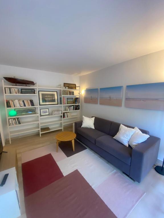 un salon avec un canapé et une table dans l'établissement Lovely studio apartment, à Nice