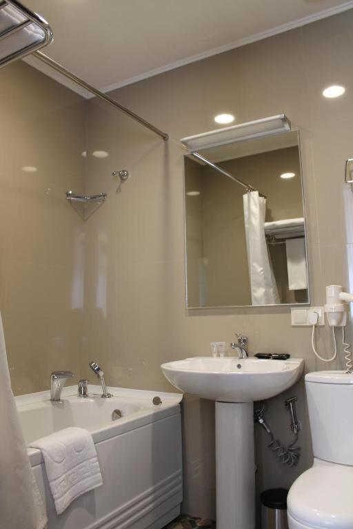 Koupelna v ubytování Redline Hotel