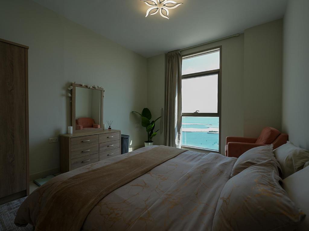 Postel nebo postele na pokoji v ubytování Upscale 2BR apartment with a complete view of the sea on Al Reem Island