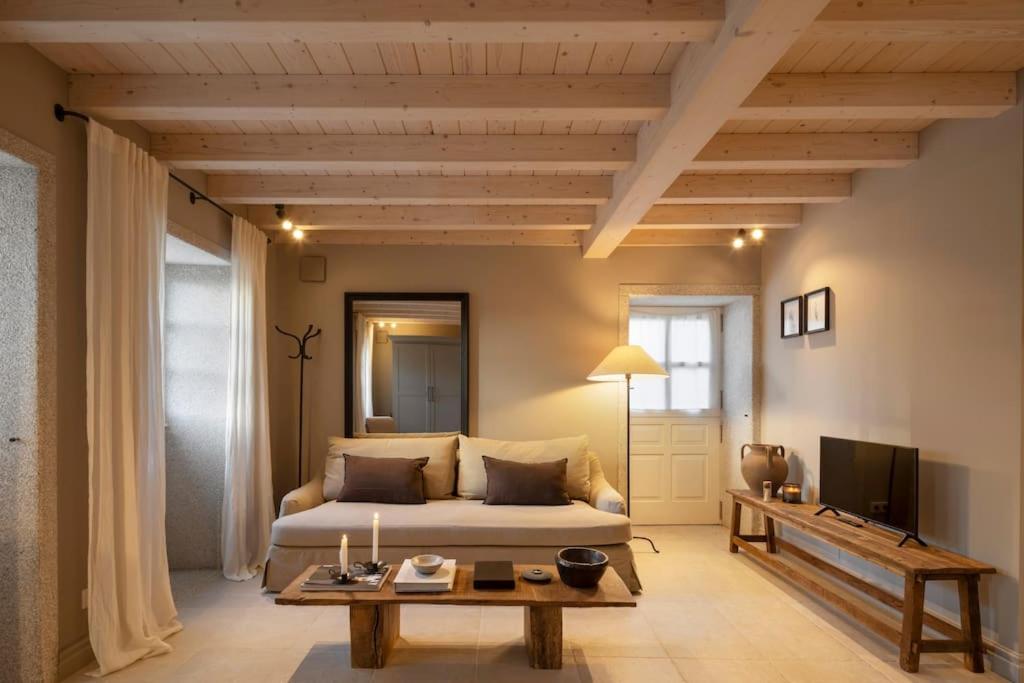a living room with a bed and a table at Casa Juanita in Melide