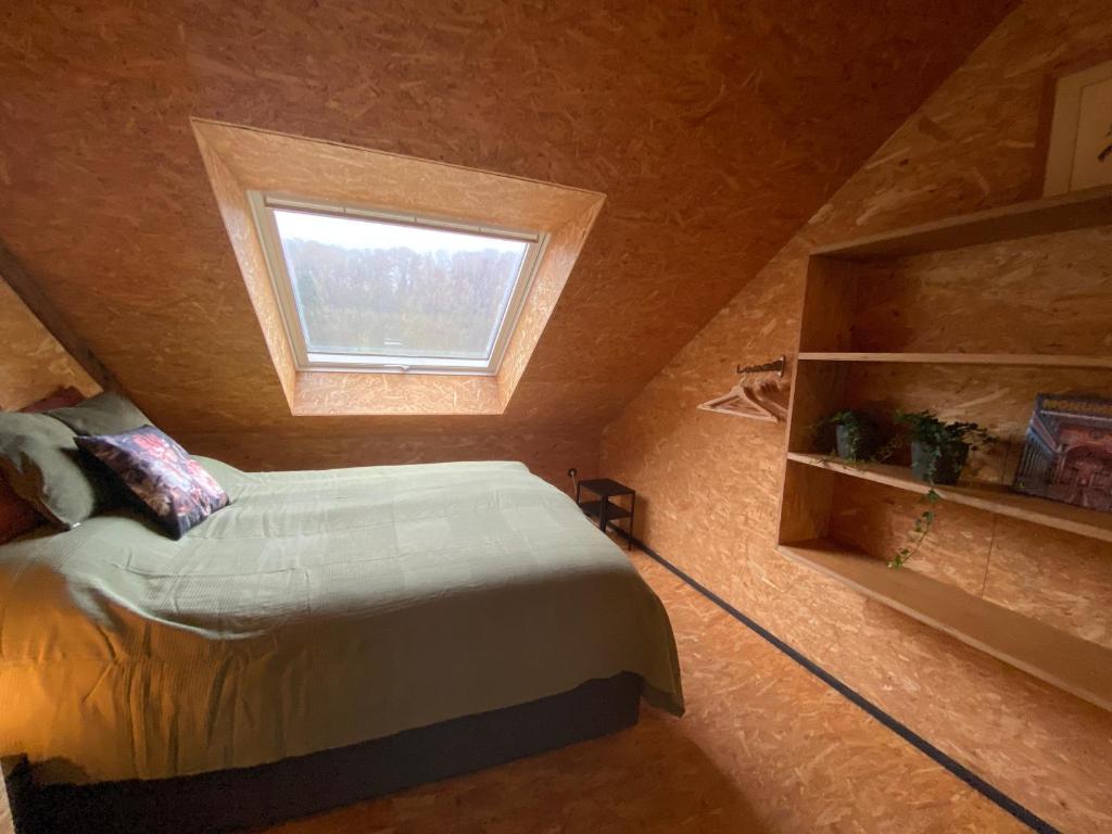 Postel nebo postele na pokoji v ubytování Un der Attert - Céline's Loft - Luxembourg