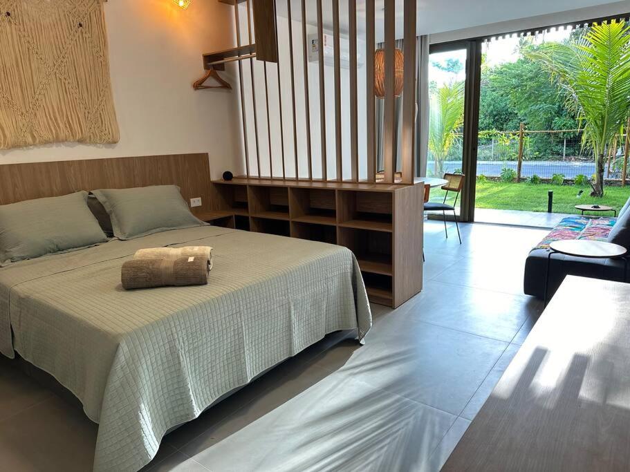 Postel nebo postele na pokoji v ubytování Villa Naluri - Studio A001 no paraíso Japaratinga!