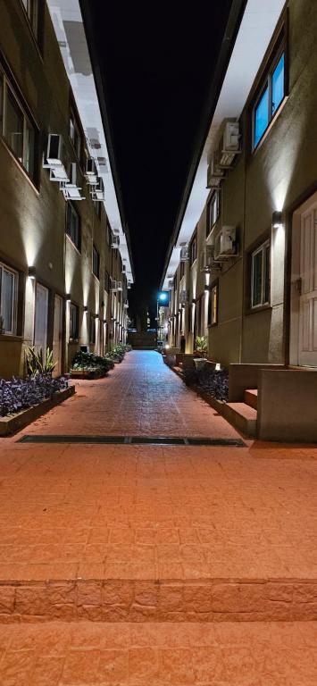 ein leerer Flur eines Apartmenthauses in der Nacht in der Unterkunft Las Palmas Village in Puerto Iguazú