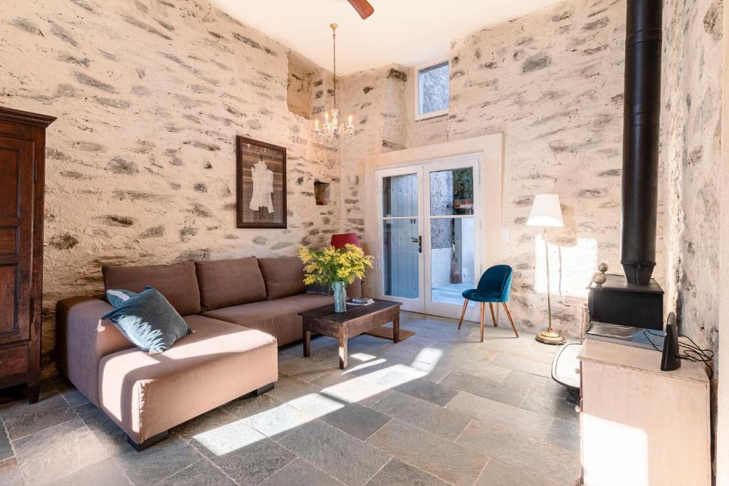 un salon avec un canapé et une table dans l'établissement Maison de charme entre mer, plages et montagne, à San-Giuliano