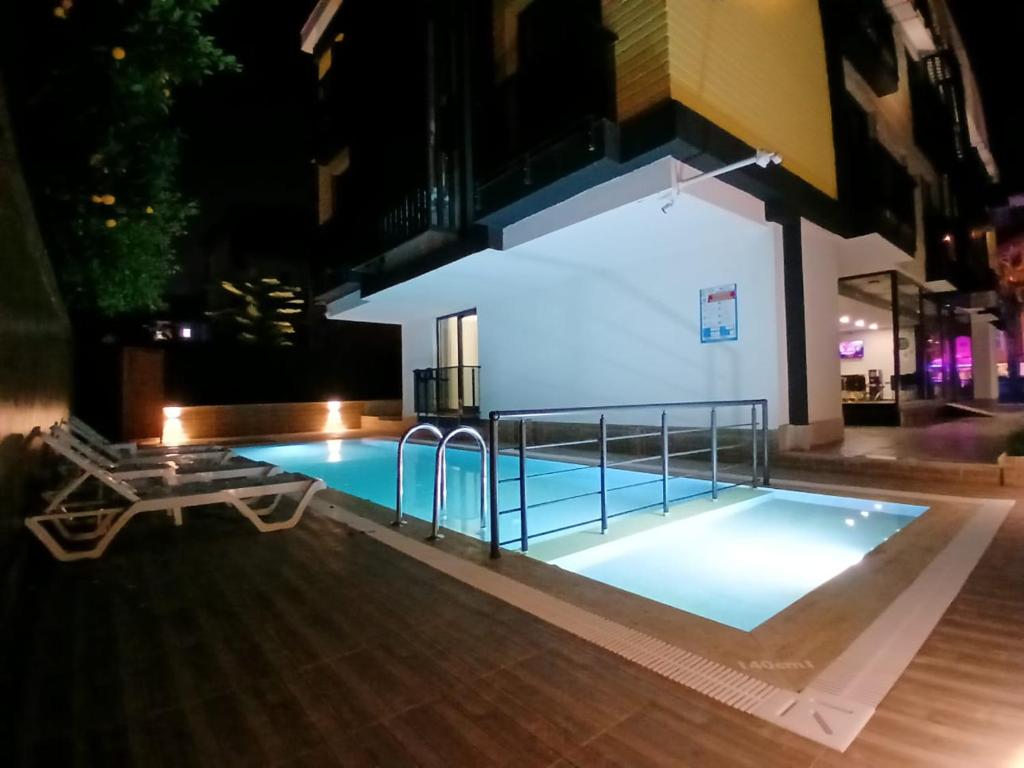 Bazén v ubytování Retro Star Suites nebo v jeho okolí