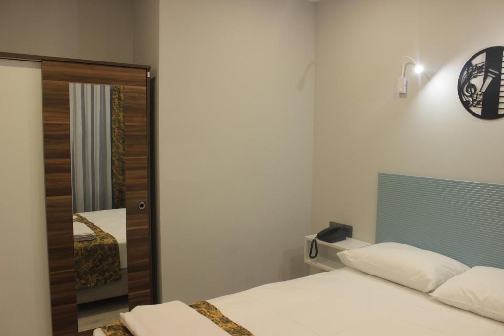 Postel nebo postele na pokoji v ubytování Retro Star Suites