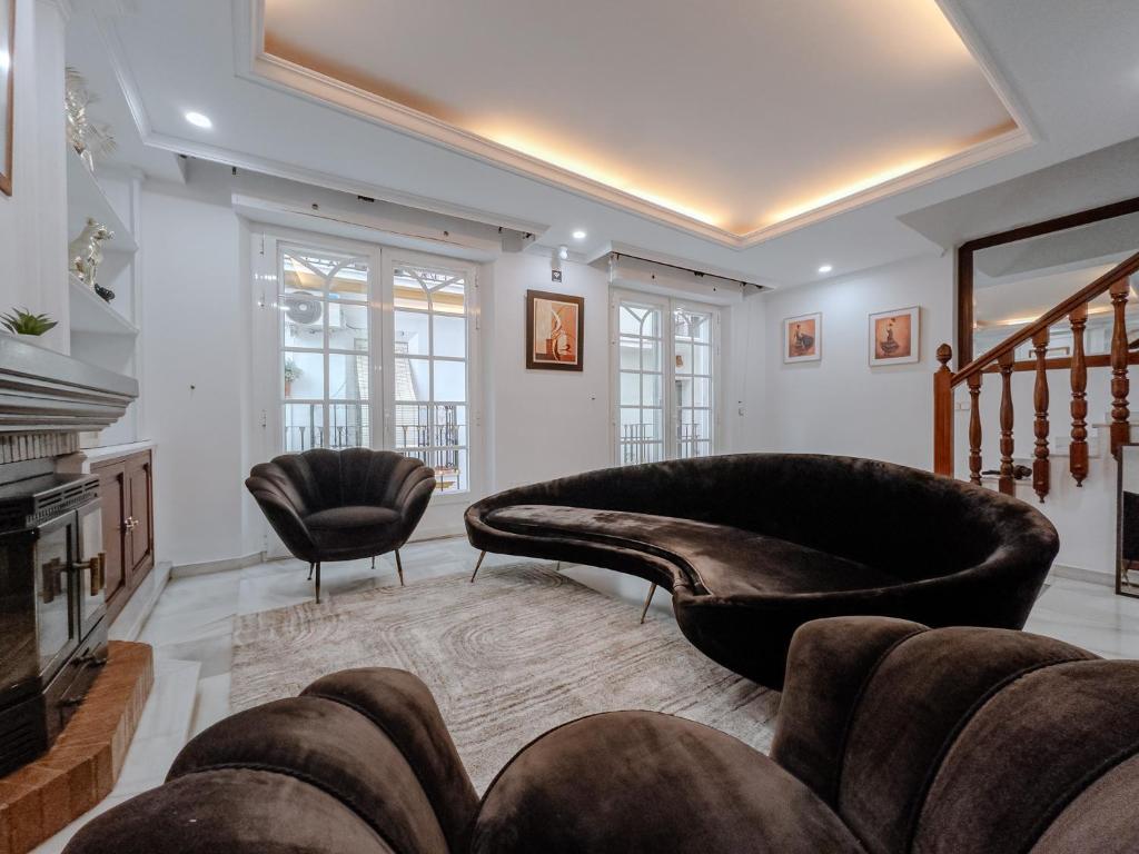 sala de estar con 2 sillas y sofá en El Mirador De La Consentida Rooms & Suites Boutique, en Marbella