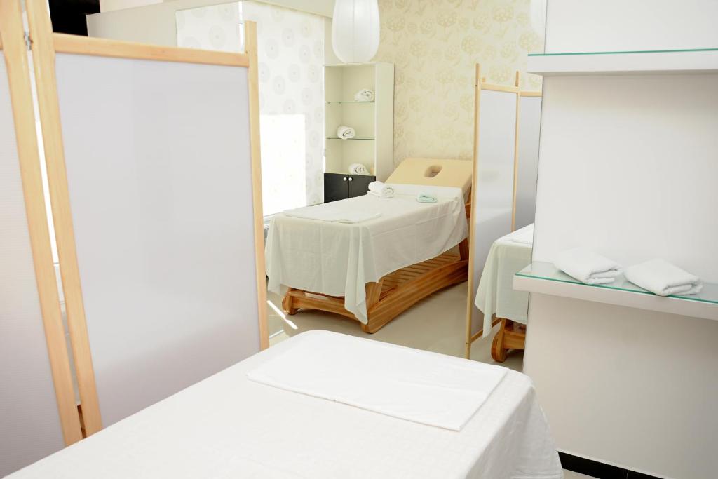 Uma cama ou camas num quarto em Hotel Tami Residence