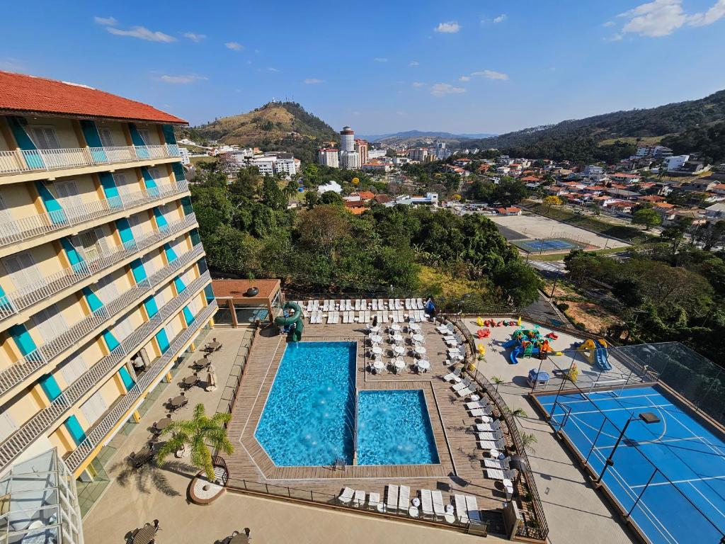 uma vista aérea de um hotel com uma piscina em Hotel Zanon em Águas de Lindóia