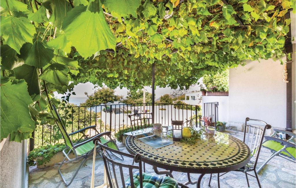 Vonkajšia záhrada v ubytovaní Holiday Home Gornji Tucepi 35