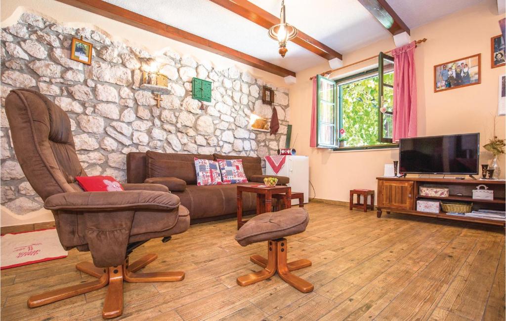 Televízia a/alebo spoločenská miestnosť v ubytovaní Holiday Home Gornji Tucepi 35