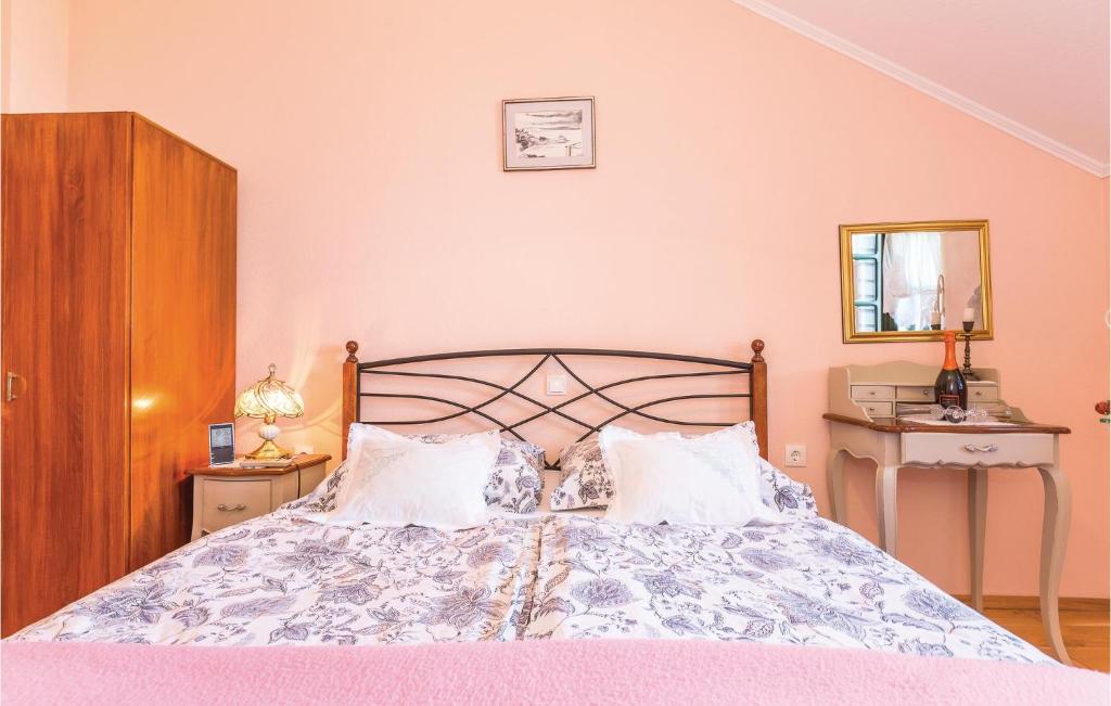 Posteľ alebo postele v izbe v ubytovaní Holiday Home Gornji Tucepi 35