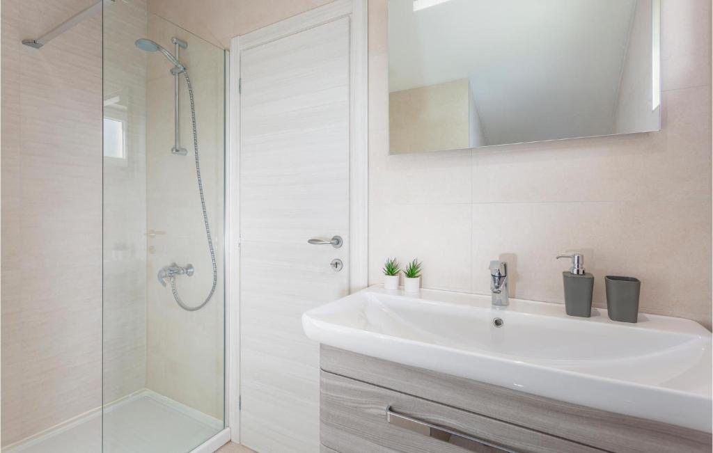 Kúpeľňa v ubytovaní 2 Bedroom Stunning Home In Icici