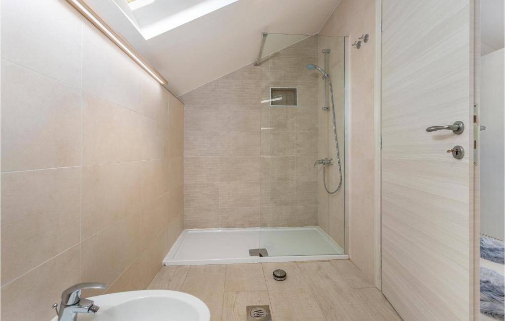 Kúpeľňa v ubytovaní 2 Bedroom Stunning Home In Icici