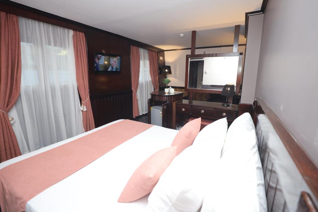 Postel nebo postele na pokoji v ubytování YOU Nile View Hotel