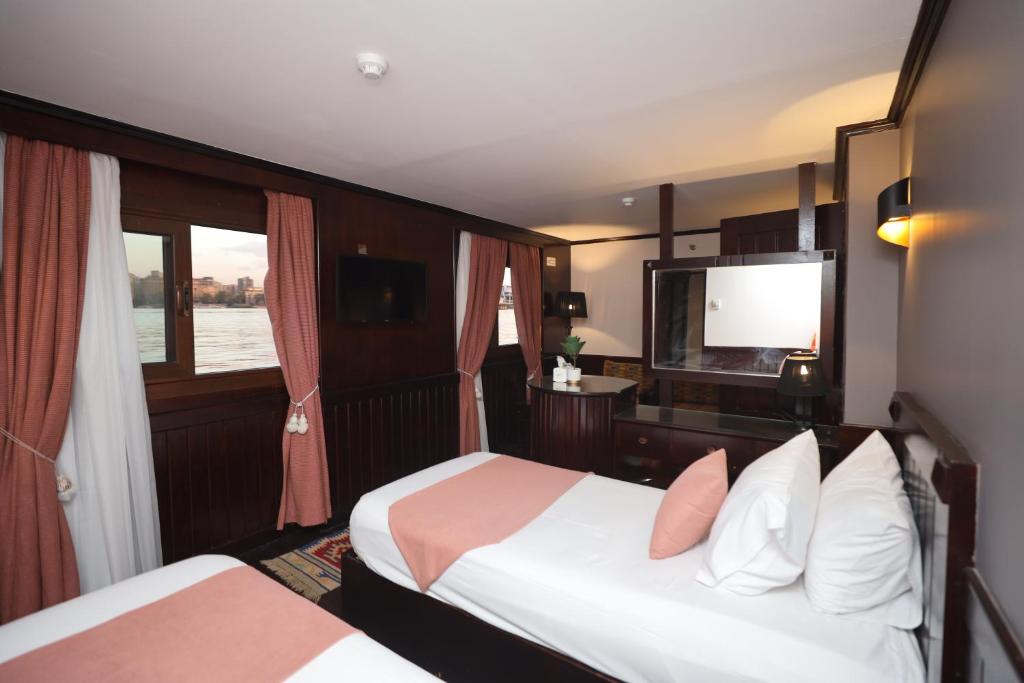 Postel nebo postele na pokoji v ubytování YOU Nile View Hotel