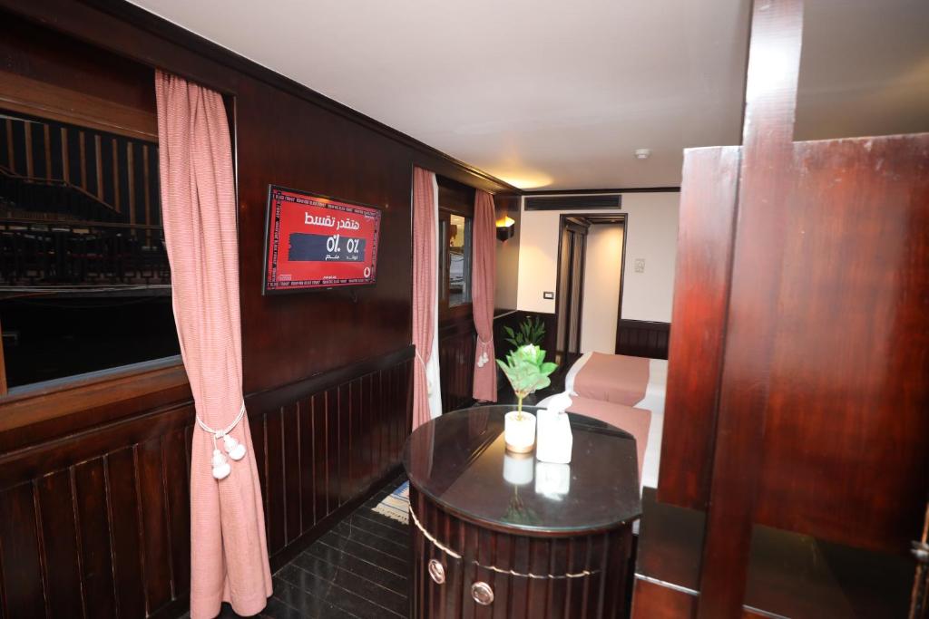TV a/nebo společenská místnost v ubytování YOU Nile View Hotel