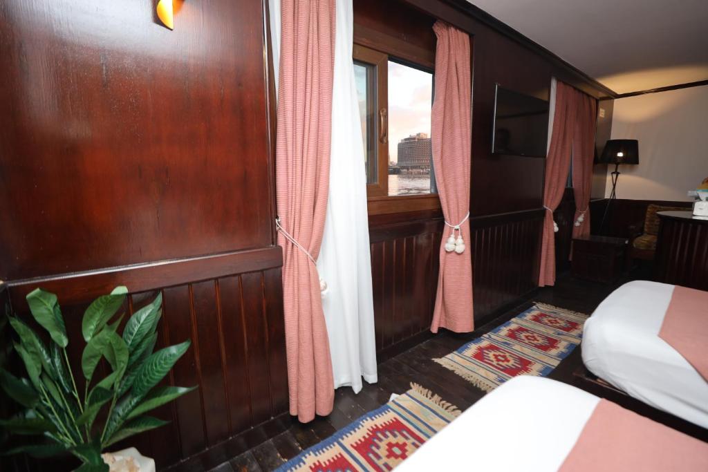 Postel nebo postele na pokoji v ubytování YOU Nile View Hotel