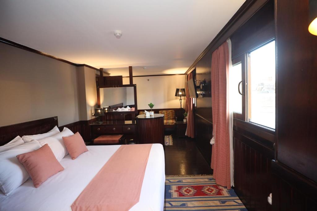 Postel nebo postele na pokoji v ubytování YOU Nile View Hotel