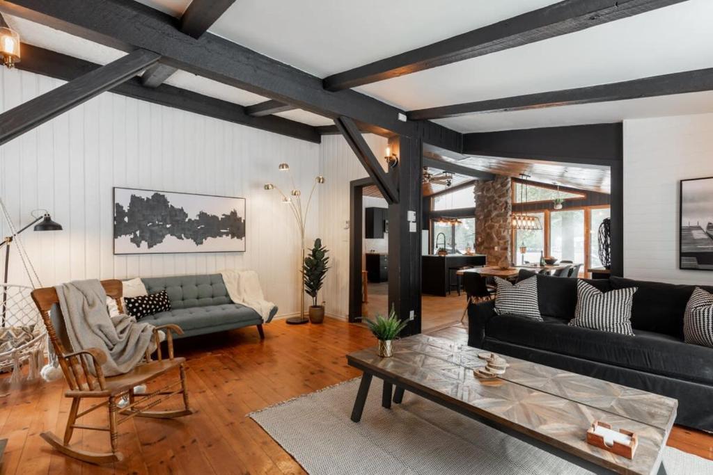 a living room with a couch and a table at Le Cozy de St-Come - Lake front- boats in Saint Come