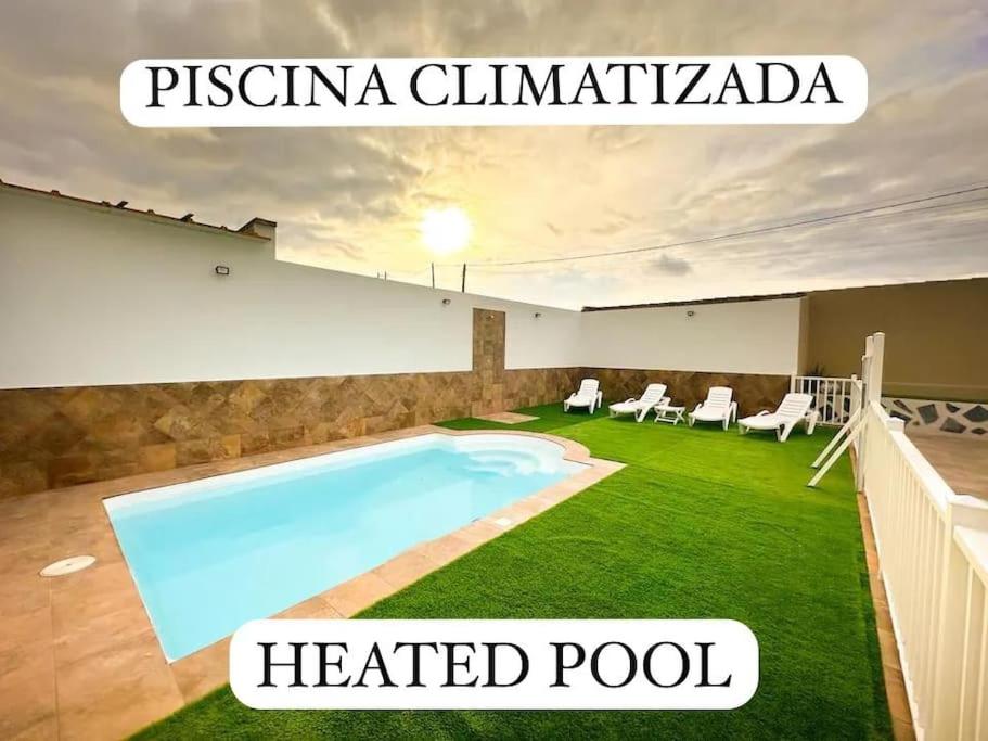 2 Apartamentos Omanai Tenerife surの敷地内または近くにあるプール