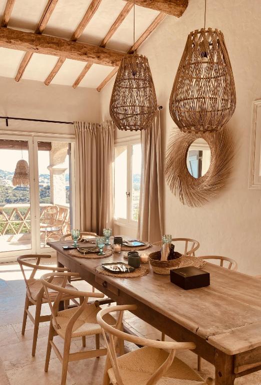 une salle à manger avec une table et des chaises en bois dans l'établissement Villa Les Mésanges, à Sainte-Maxime