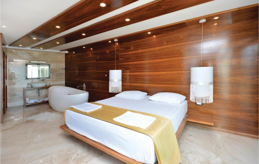 Posteľ alebo postele v izbe v ubytovaní Eight-Bedroom Holiday Home In Podstrana