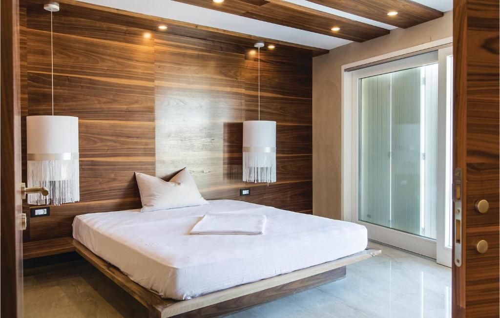 Posteľ alebo postele v izbe v ubytovaní Eight-Bedroom Holiday Home In Podstrana