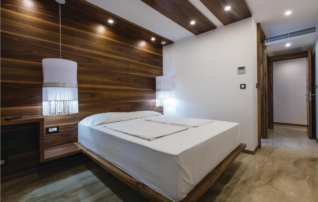 Posteľ alebo postele v izbe v ubytovaní Eight-Bedroom Holiday Home In Podstrana