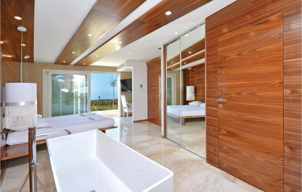 Posteľ alebo postele v izbe v ubytovaní Eight-Bedroom Holiday Home In Podstrana