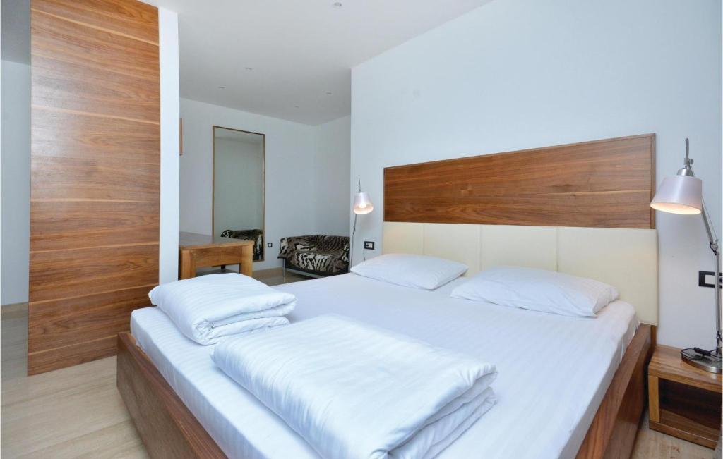 Posteľ alebo postele v izbe v ubytovaní Eight-Bedroom Holiday Home In Podstrana