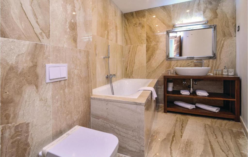 Kúpeľňa v ubytovaní Eight-Bedroom Holiday Home In Podstrana