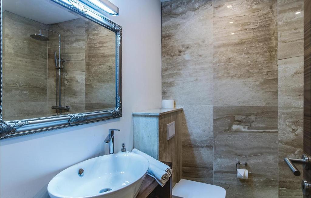 Kúpeľňa v ubytovaní Eight-Bedroom Holiday Home In Podstrana