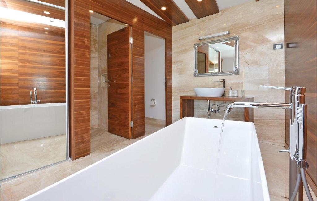 Kúpeľňa v ubytovaní Eight-Bedroom Holiday Home In Podstrana