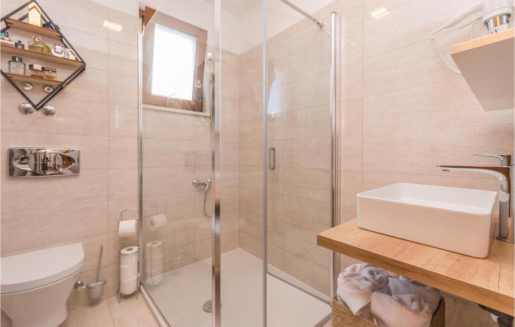 Kúpeľňa v ubytovaní Cozy Home In Biograd Na Moru With Sauna