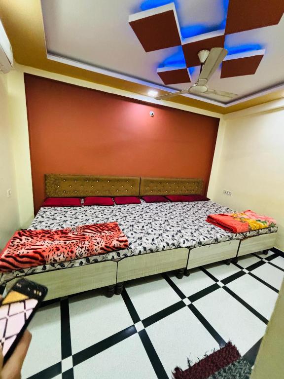 Letto o letti in una camera di Abhinandan Guest House Ujjain
