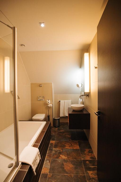 Postel nebo postele na pokoji v ubytování Hotel & Spa Savarin - Rijswijk, The Hague