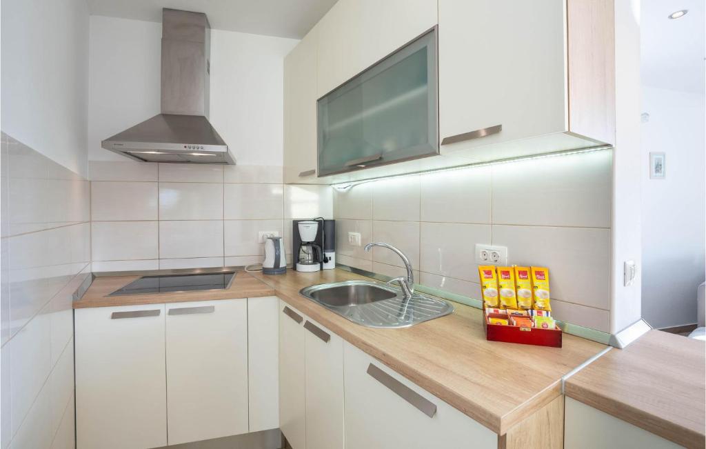 Kuchyň nebo kuchyňský kout v ubytování Two-Bedroom Apartment In Lokva Rogoznica