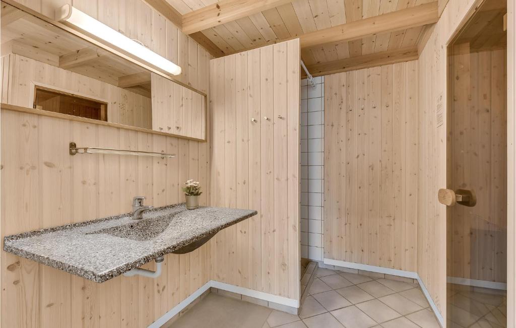 Koupelna v ubytování Amazing Home In Juelsminde With Sauna