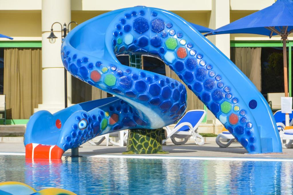Bazén v ubytování Swiss Inn Resort Hurghada nebo v jeho okolí