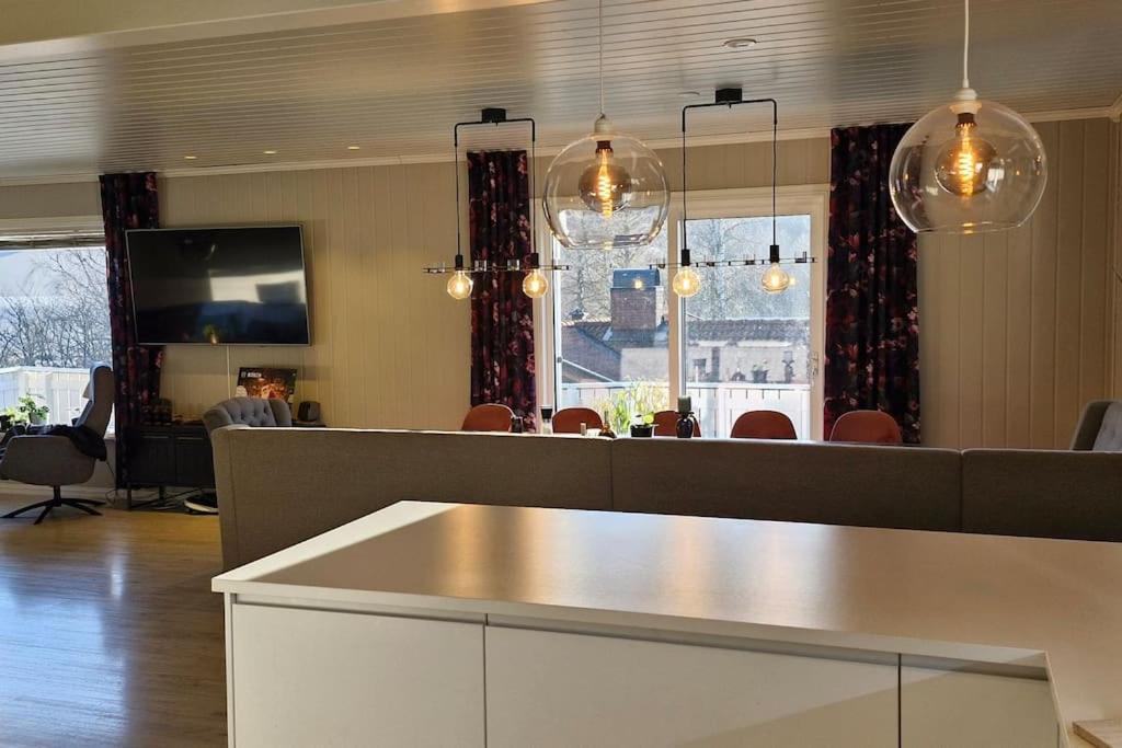 Gæster der bor på Moderne hus for storfamilien!