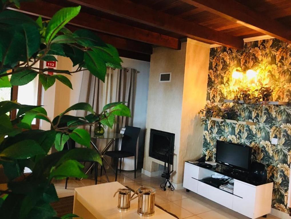 Uma área de estar em Fantatic Holiday House