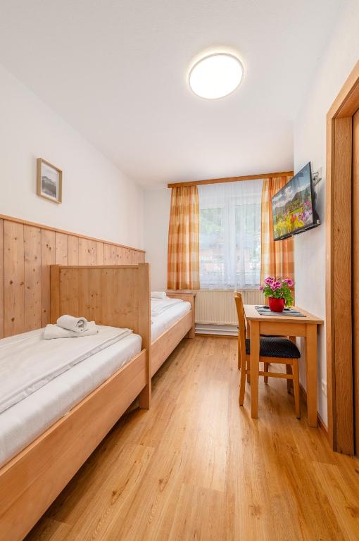 Postel nebo postele na pokoji v ubytování s'Wirtshaus by Alpine Genusswelten