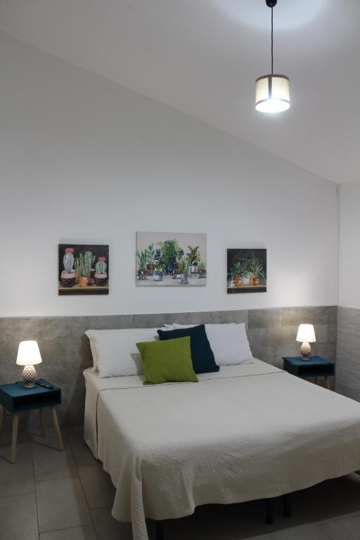 Postel nebo postele na pokoji v ubytování Elena House Castelluccio