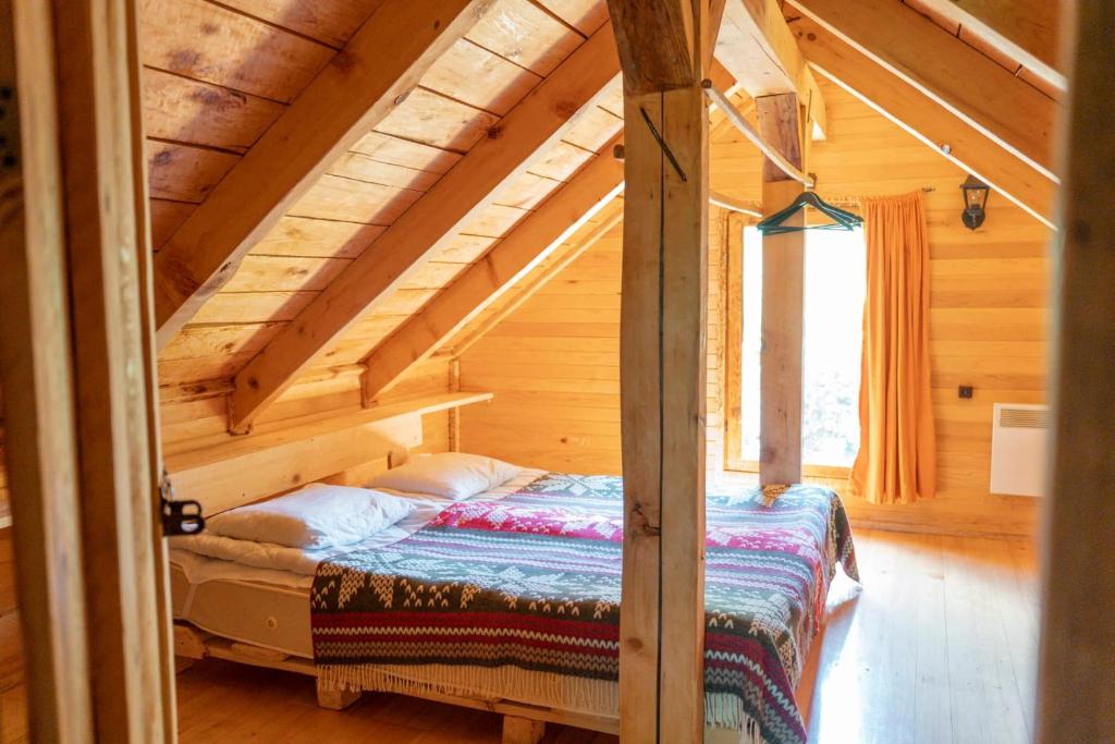 Ένα ή περισσότερα κρεβάτια σε δωμάτιο στο Mestia Eco Huts 2