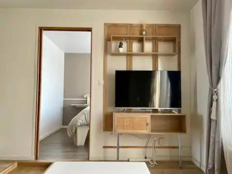 - un salon avec une télévision et un miroir dans l'établissement Le grand COSY - Gare SNCF, à Châlons-en-Champagne