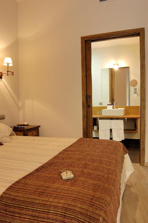 a hotel room with a bed and a sink at Casa Rural La Botica in Oropesa