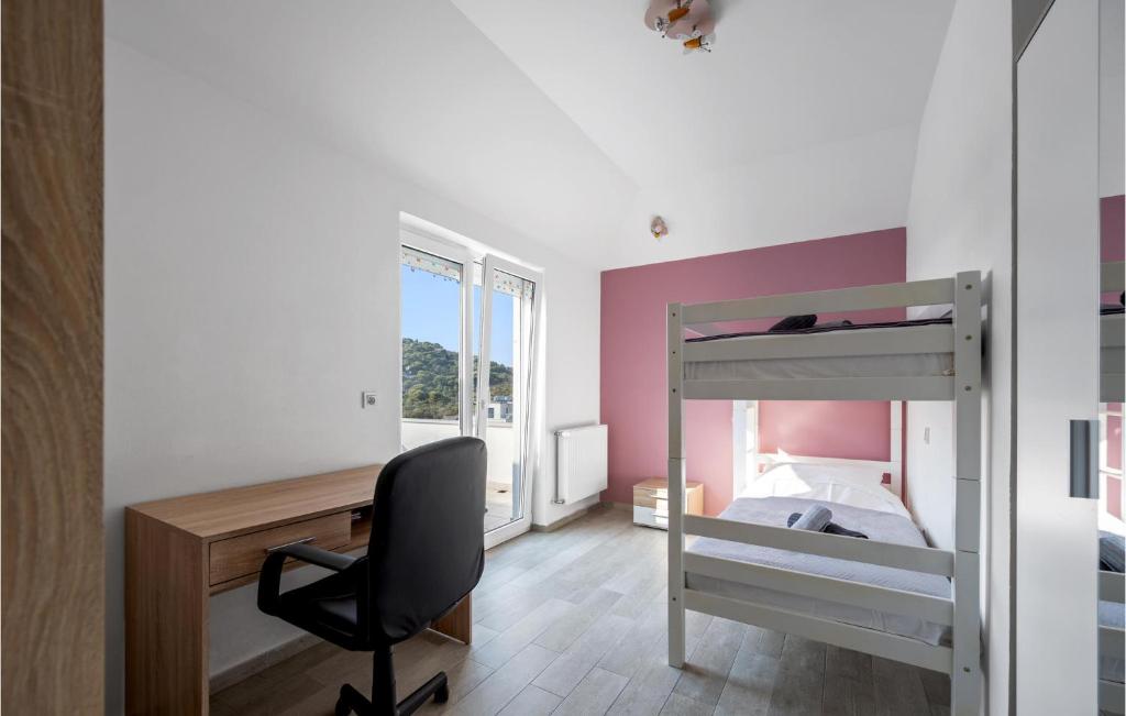 Posteľ alebo postele v izbe v ubytovaní Amazing Apartment In Murter With Wifi