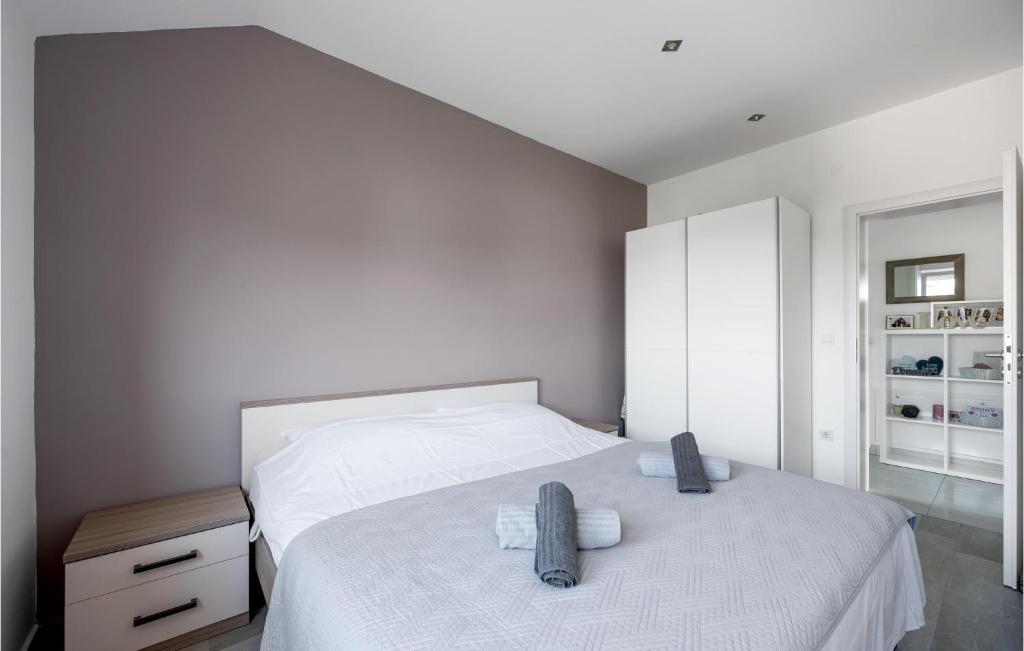 Posteľ alebo postele v izbe v ubytovaní Amazing Apartment In Murter With Wifi